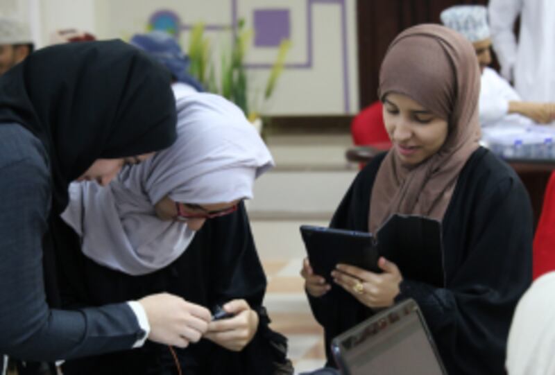 ١٠٠ مبتكر يستكشفون مجال الإلكترونيات والروبوتات