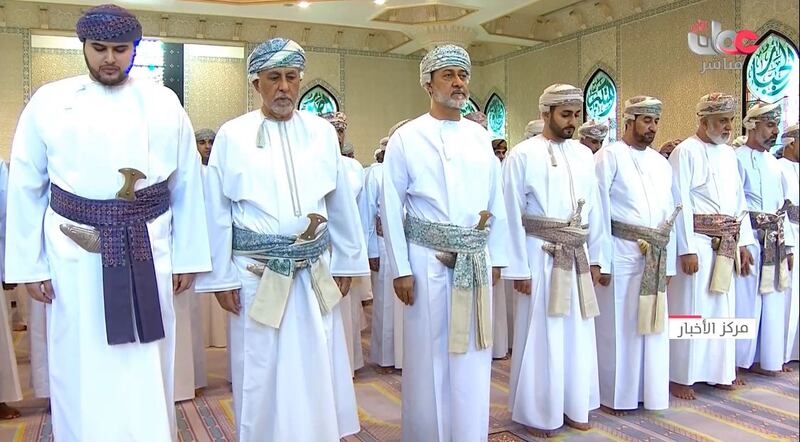 بالصور: جلالة السلطان يؤدي صلاة العيد