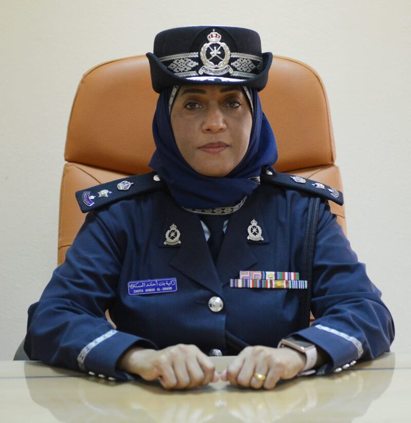 توقيف السائق وحجز المركبة لمن يتجاوز الإشارة الحمراء