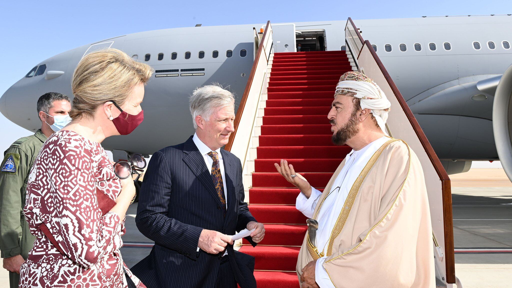 الملك فيليب وقرينته يغادران السلطنة