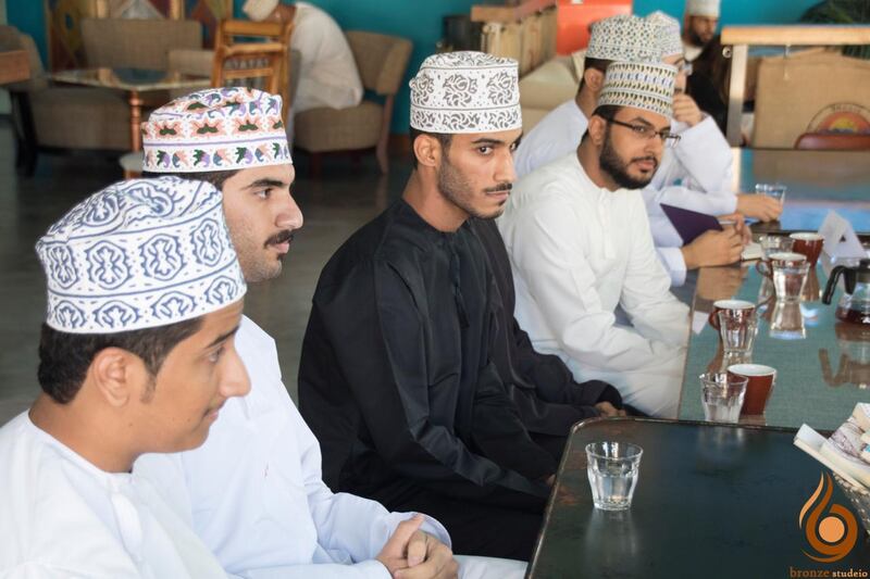 جلسة أدبية بحضور كتاب وشعراء عُمانيين شباب