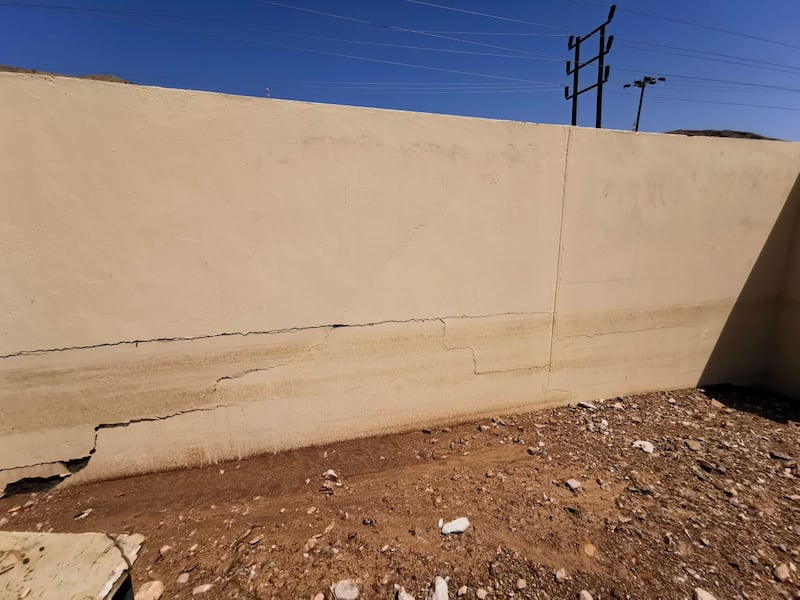 بالصور: الأمطار تدخل منزلًا جديدًا وتكشف المستور.. فمن هو المسؤول؟
