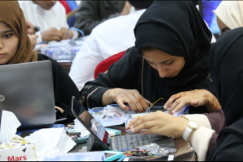 ١٠٠ مبتكر يستكشفون مجال الإلكترونيات والروبوتات