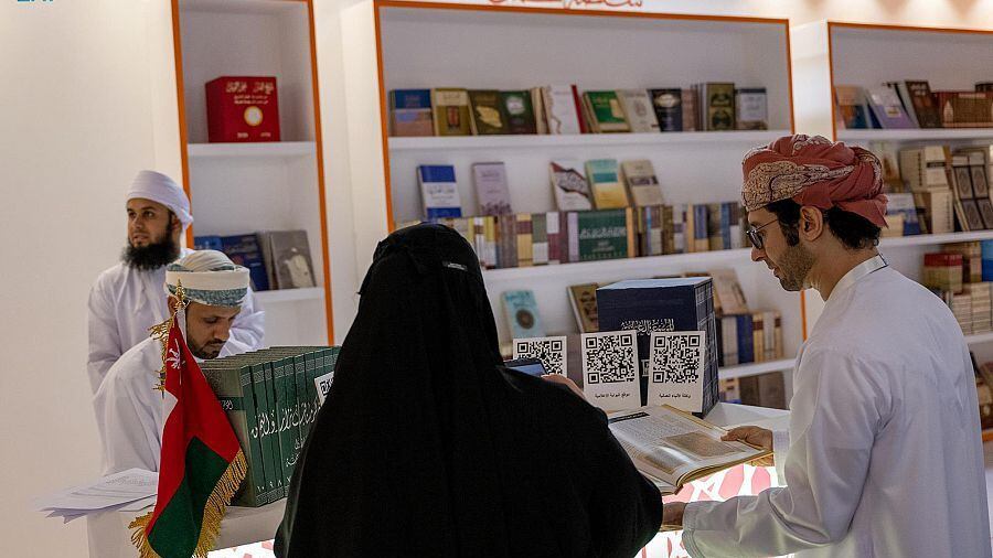 أقدم مخطوطة عمانية تبهرُ زوار معرض الرياض