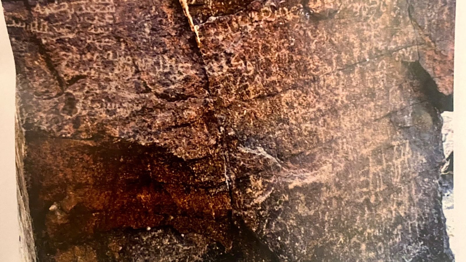 قراءة عن أقدم نقش مكتشف بالخط العربي الحديث في “عكد” العمانية