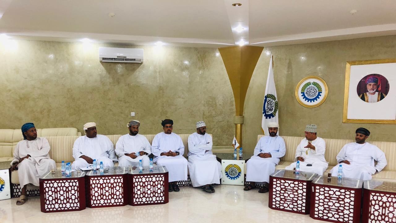 استعدادًا لـ #لبان: غرفة التجارة بظفار تعقد اجتماعًا مع رجال الأعمال والفرق التطوعية