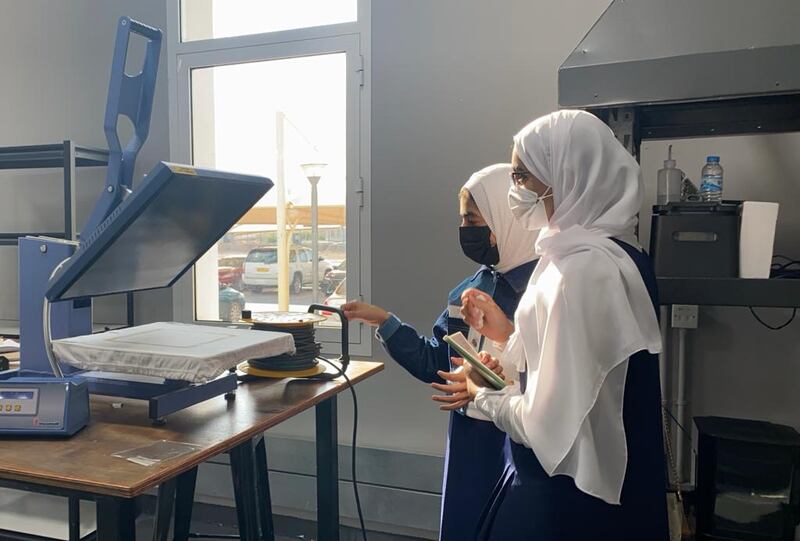 طالبتان عمانيتان تحققان إنجازًا في مسابقة عالمية