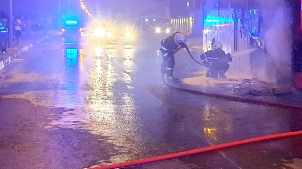 السيطرة على حريق حافلة